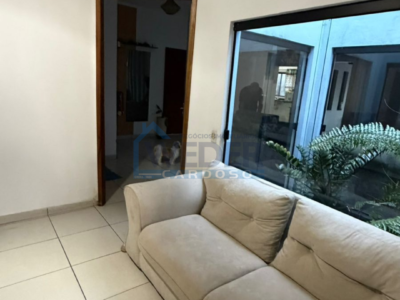 Sobrado com salas comerciais, apartamento e casa nos fundos em Gurupi. Cód-934