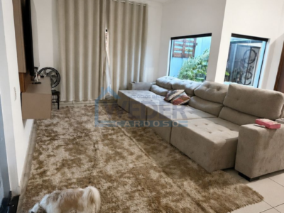 Sobrado com salas comerciais, apartamento e casa nos fundos em Gurupi. Cód-934