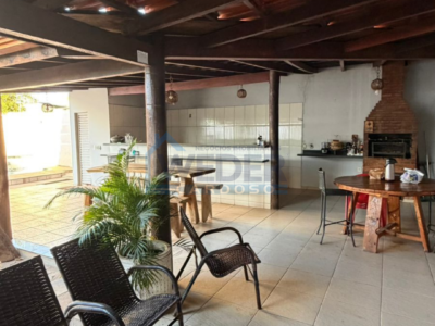 Sobrado com salas comerciais, apartamento e casa nos fundos em Gurupi. Cód-934