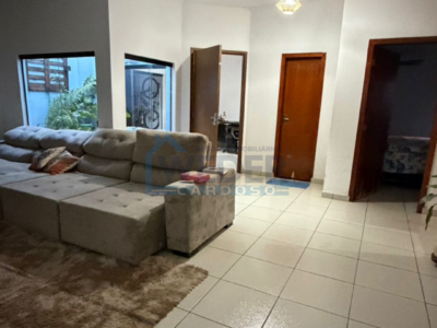 Sobrado com salas comerciais, apartamento e casa nos fundos em Gurupi. Cód-934