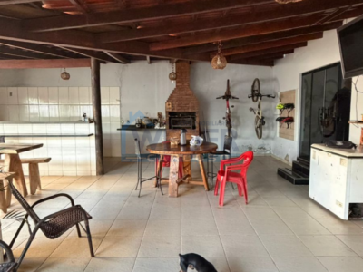 Sobrado com salas comerciais, apartamento e casa nos fundos em Gurupi. Cód-934