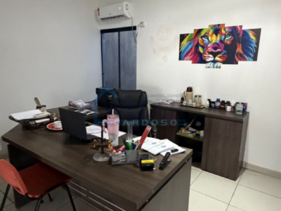 Sobrado com salas comerciais, apartamento e casa nos fundos em Gurupi. Cód-934